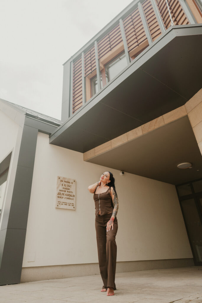 Umělecký ženský portrét v přirozeném světle – Alfarera.Art