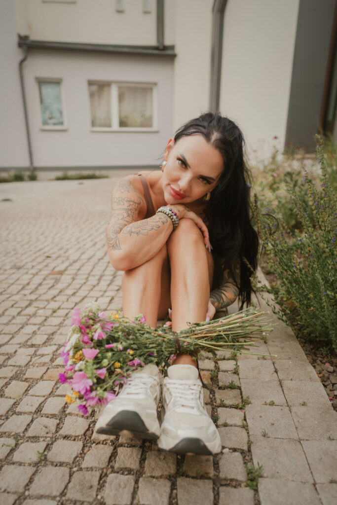 Umělecký ženský portrét v přirozeném světle – Alfarera.Art