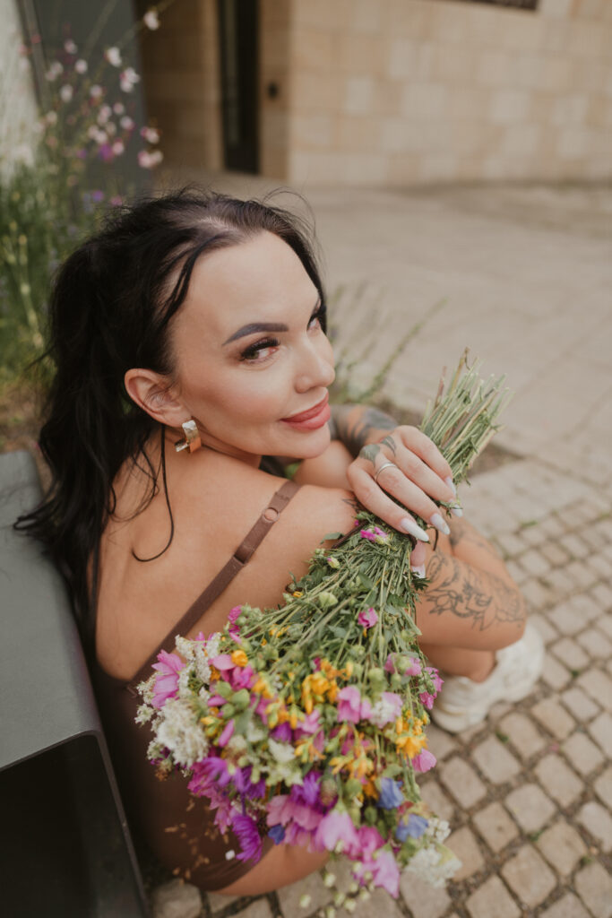 Umělecký ženský portrét v přirozeném světle – Alfarera.Art