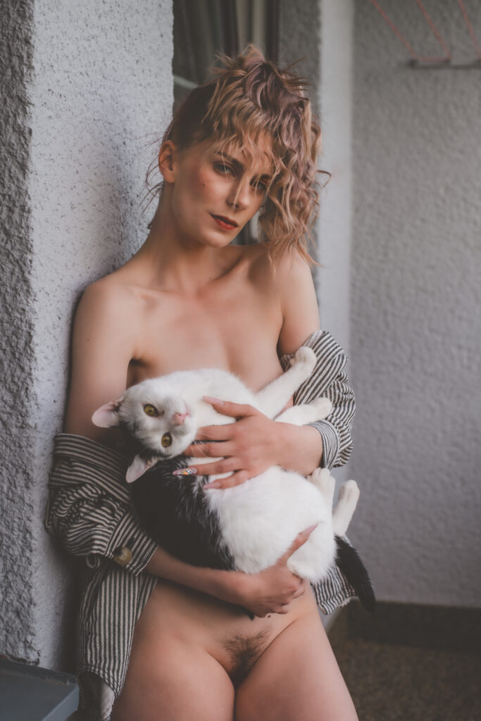 Umělecký ženský portrét v přirozeném světle – Alfarera.Art
