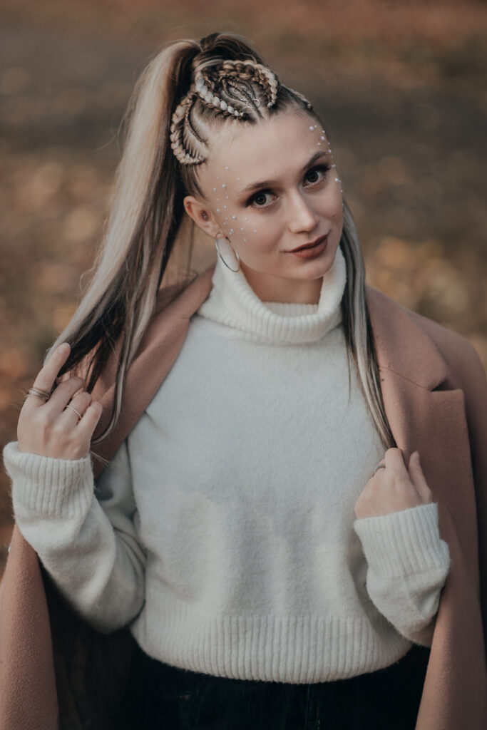 Umělecký ženský portrét v přirozeném světle – Alfarera.Art