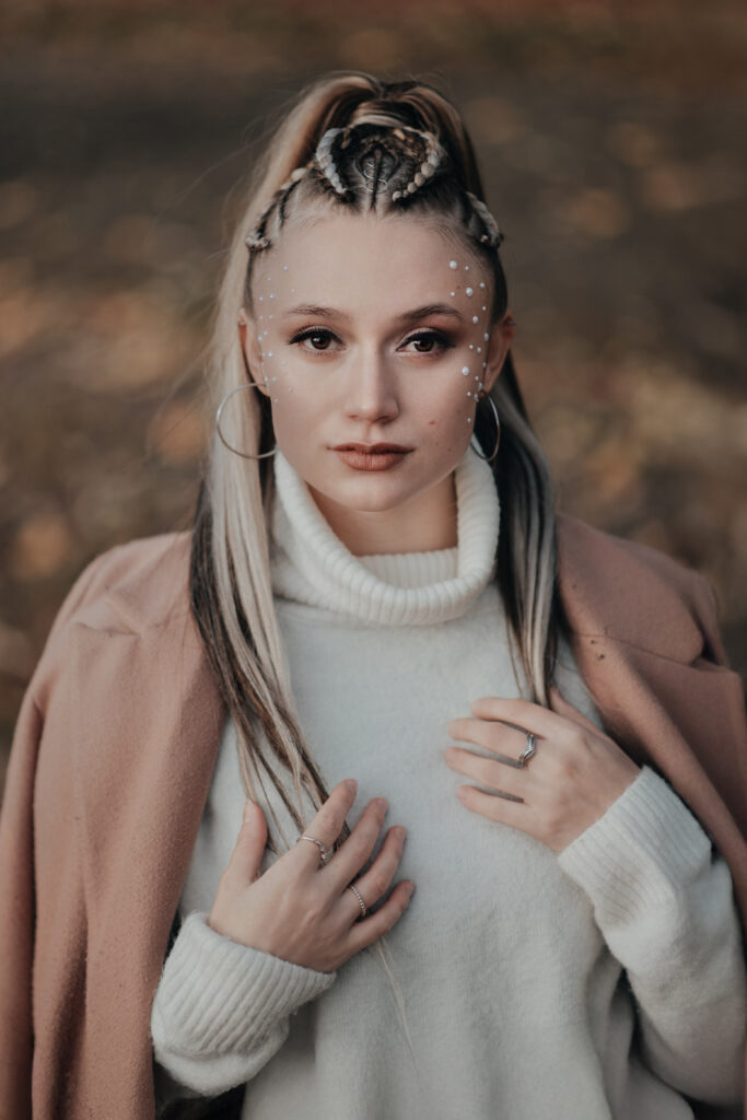 Umělecký ženský portrét v přirozeném světle – Alfarera.Art